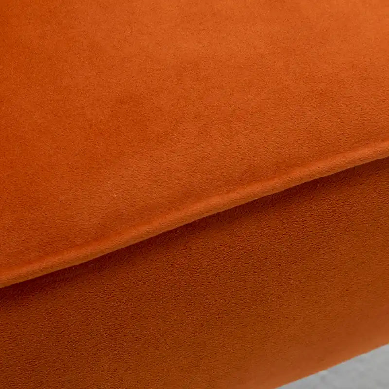 Fauteuil d'appoint moderne en velours avec dossier ajouré et pieds en métal