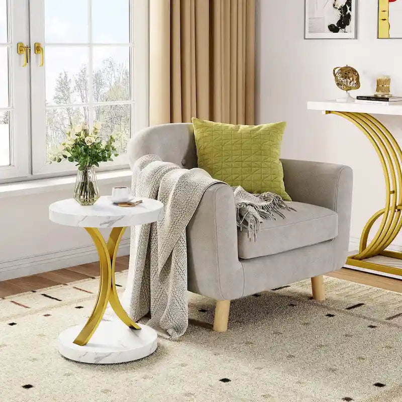 Table d'appoint ronde avec plateau aspect marbre et piètement en C doré