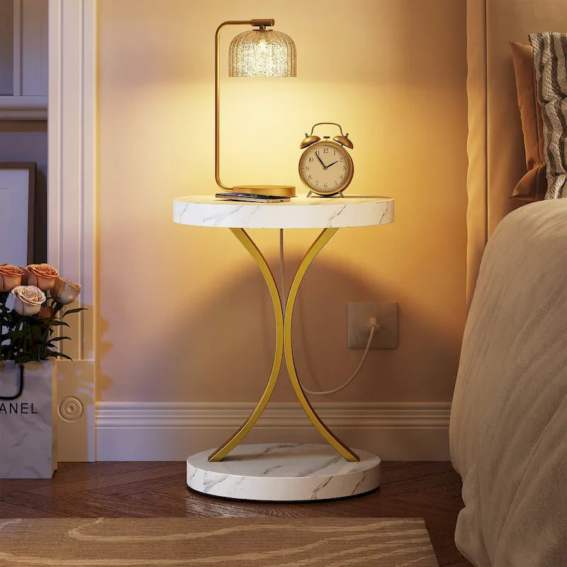 Table d'appoint ronde avec plateau aspect marbre et piètement en C doré